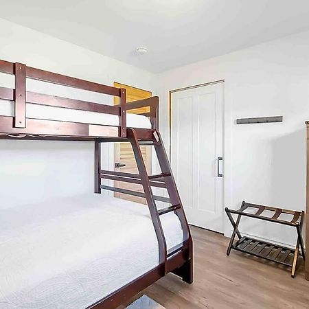 2 Bedroom Getaway On The River/Close To Marina Belle River Экстерьер фото