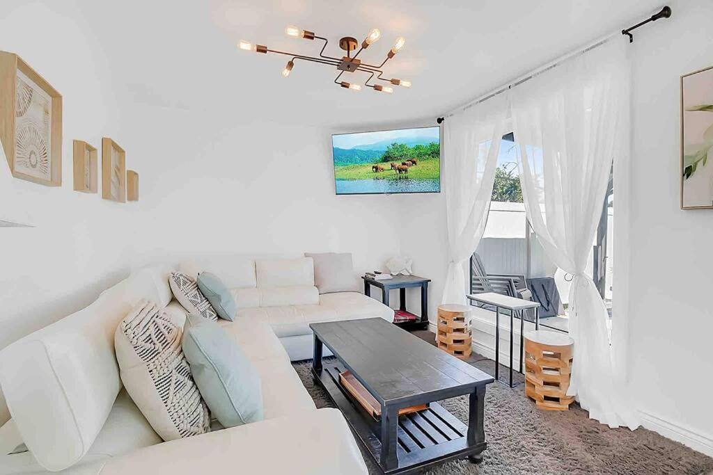 2 Bedroom Getaway On The River/Close To Marina Belle River Экстерьер фото