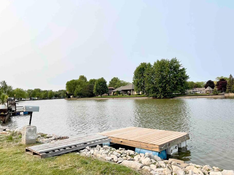 2 Bedroom Getaway On The River/Close To Marina Belle River Экстерьер фото