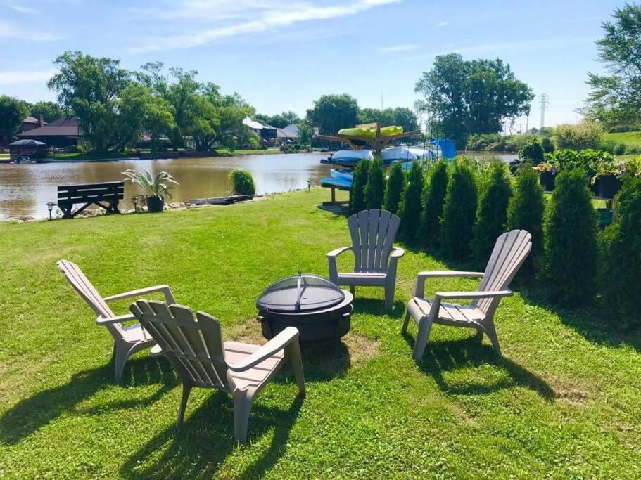 2 Bedroom Getaway On The River/Close To Marina Belle River Экстерьер фото
