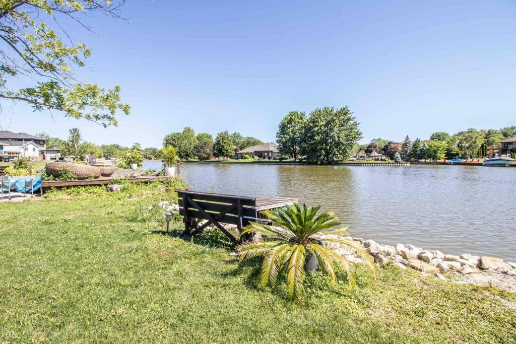 2 Bedroom Getaway On The River/Close To Marina Belle River Экстерьер фото
