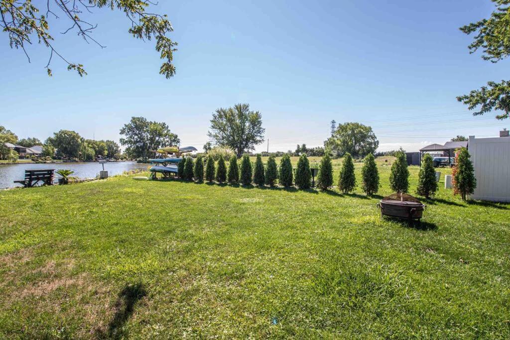 2 Bedroom Getaway On The River/Close To Marina Belle River Экстерьер фото